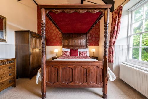 Una cama o camas en una habitación de Swan Hotel