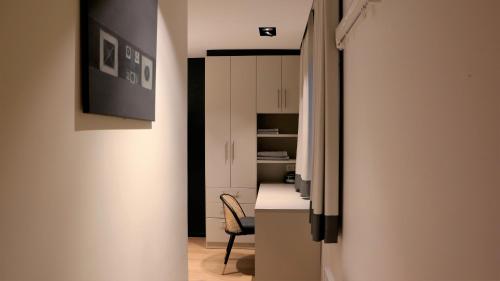 an office with a desk and a chair in a room at NEPTUNE Wenduine met zeezicht - VOSPROPERTIES in Wenduine