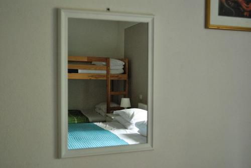 espejo reflejo de un dormitorio con litera en Villa Gherardi - B&B e Hostel en Barga