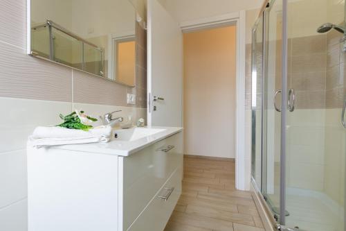 een badkamer met een wastafel en een douche bij Giada 2P - Palazzina Laura MyHo Casa in Tortoreto Lido