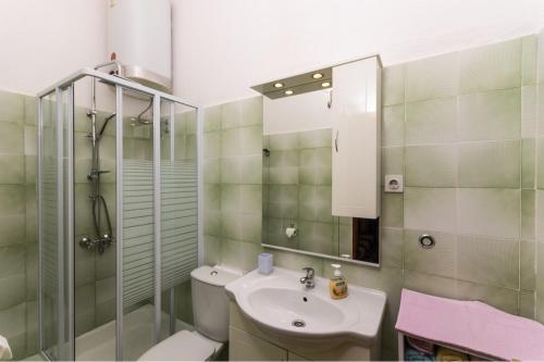 Ένα μπάνιο στο Villa Ana