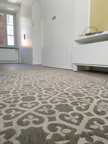 an empty room with a carpet on the floor at MAJOR SISTERS, APPARTAMENTO VISTA LAGO DI LUGANO in Porto Ceresio