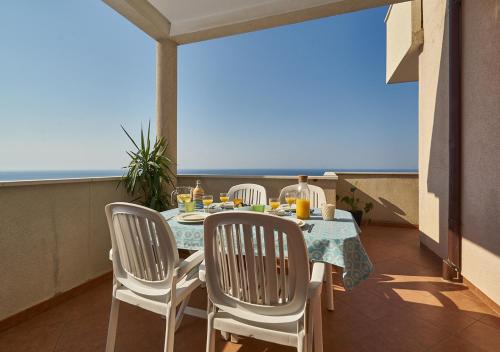 una sala da pranzo con tavolo e sedie sul balcone di Apartments Ranieri Kono a Dubrovnik