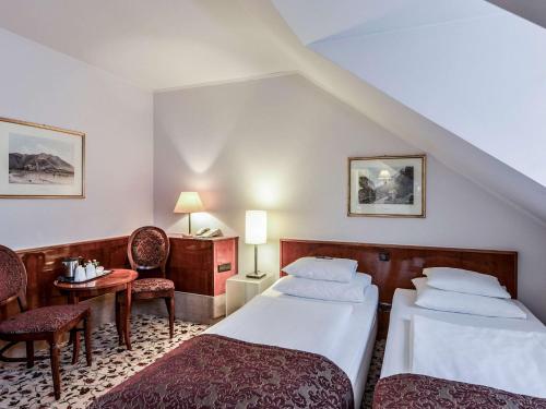 Giường trong phòng chung tại Mercure Grand Hotel Biedermeier Wien