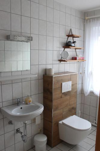 ein weißes Bad mit einem Waschbecken und einem WC in der Unterkunft Gasthaus Zur Waldesruh in Waffenbrunn