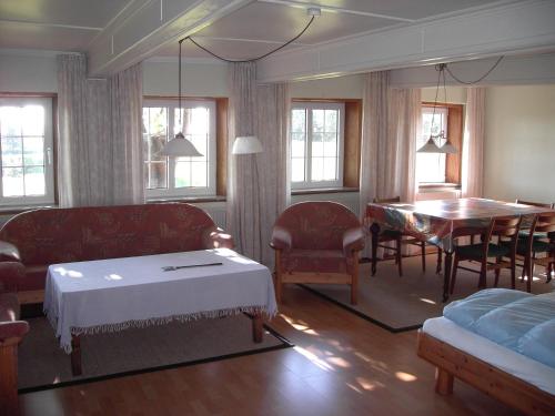 - un salon avec un canapé et une table dans l'établissement Astrupgaard Farm Holiday, à Skærbæk
