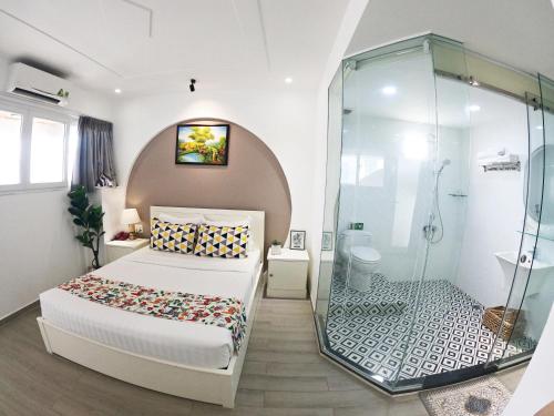Giường trong phòng chung tại Dinh Phat Hotel