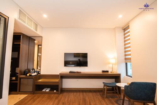 TV a/nebo společenská místnost v ubytování Purple Lotus Hotel