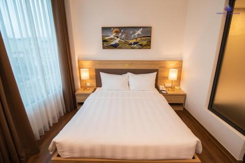 Postel nebo postele na pokoji v ubytování Purple Lotus Hotel