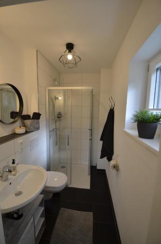een badkamer met een witte wastafel en een douche bij Bergnest Bad Bayersoien in Bayersoien