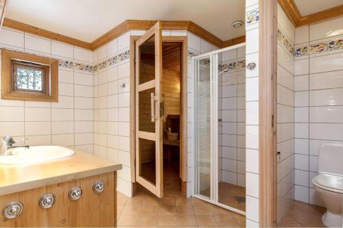 a bathroom with a sink and a toilet at Tinden in Hemsedal