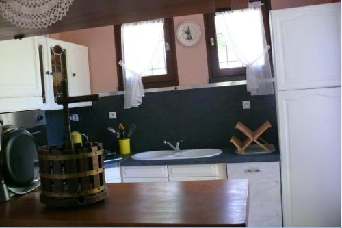 eine Küche mit einer Spüle und einer Arbeitsplatte in der Unterkunft Maison de 2 chambres avec jardin clos et wifi a Marcillac la Croisille in Marcillac-la-Croisille