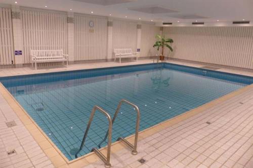 a large swimming pool in a hotel room at Oland Whg 17 Wellenflüstern in Wyk auf Föhr