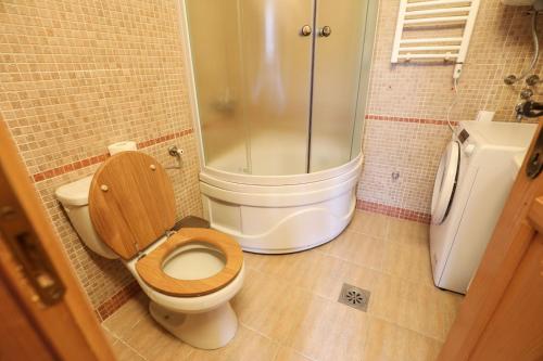 łazienka z toaletą i prysznicem w obiekcie Holiday Home Bianca w mieście Kolašin