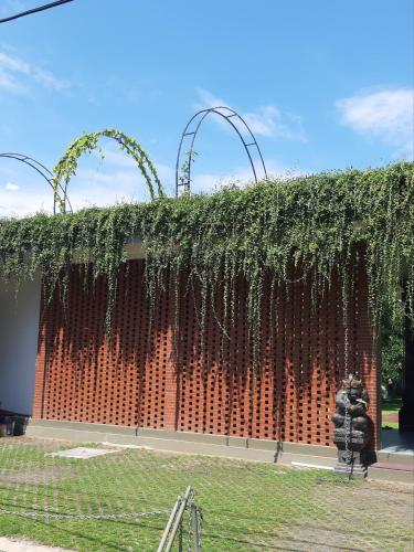 Ein Garten an der Unterkunft RakaAyu Kuta