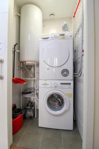 a washer and dryer in a small room with at Girona 108 in Barcelona