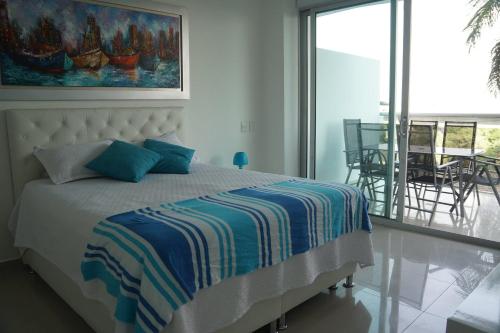 um quarto com uma cama com um quadro na parede em Morros Epic 222 em Cartagena de Indias