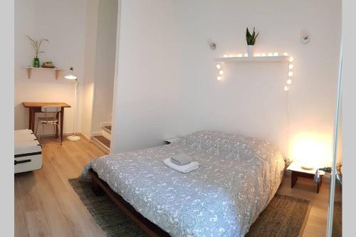 una camera con un letto e un vassoio di Appartement cosy proche du CHU a Rouen