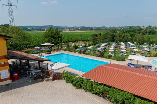 an overhead view of a swimming pool and a parking lot at Agriturismo dei Grippi in Sona
