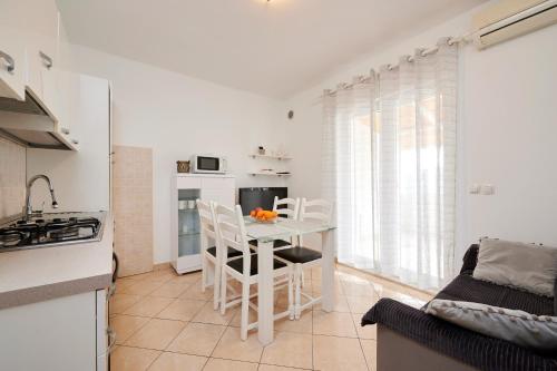 Dapur atau dapur kecil di Apartments Proto
