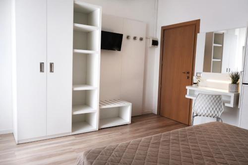 1 dormitorio con cama, escritorio y lavamanos en Hotel Continental, en Gatteo a Mare