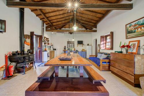 a living room with a wooden table in a room at Casa do Moinho Rural campo e praia , 9 pessoas, animais benvindos in Espinho