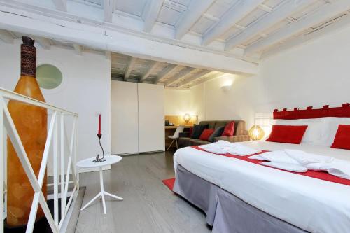 ein Schlafzimmer mit einem großen Bett und ein Wohnzimmer in der Unterkunft B&G Navona Apartment in Rom