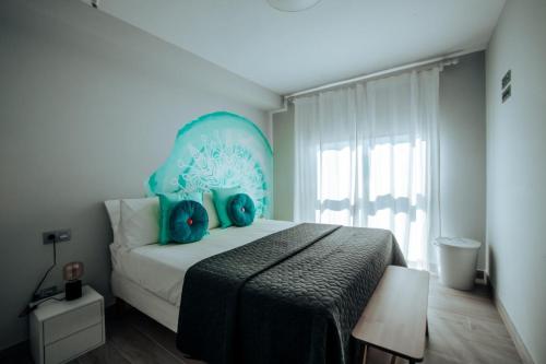 una camera con un grande letto con testiera blu di ENJOY THE MOMENT Luxury La Tejita a La Tejita