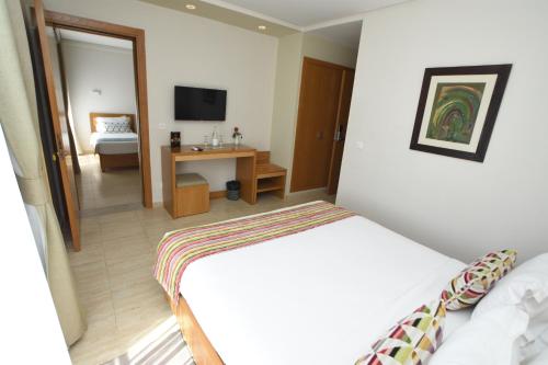 Una cama o camas en una habitación de Downtown Tunis Hotel