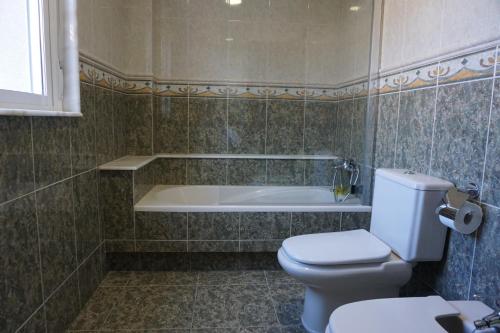A bathroom at Casa El Rincón de Alberto con Calefacción y piscina