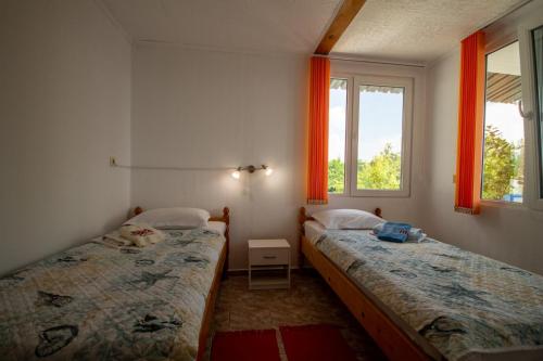 Postel nebo postele na pokoji v ubytování Ваканционни къщи'На брега' Holiday houses ON THE COAST
