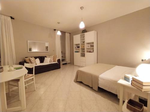 una camera con letto, divano e tavolo di A due passi dal mare a Moneglia