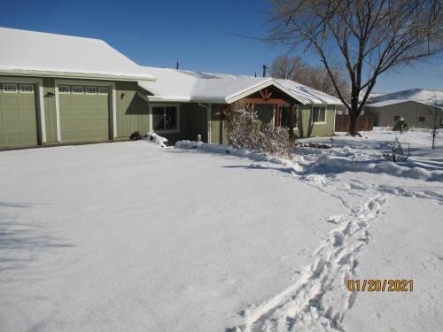 uma casa com uma entrada coberta de neve em Peaks Wildernest House Bed and Breakfast - Vaccinations Required em Flagstaff