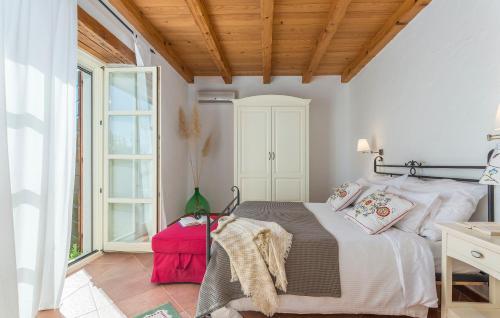 - une chambre avec un lit et un plafond en bois dans l'établissement Villa Livia, à Sovinjak