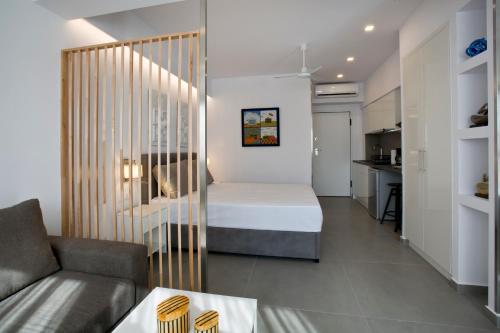 un piccolo appartamento con un letto e un soggiorno di SYNATHENS APARTMENTS & STUDIOS ad Atene