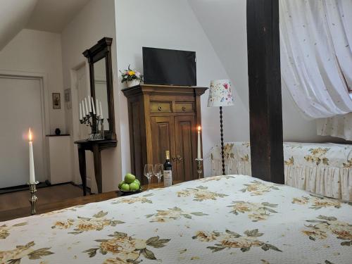 a bedroom with a bed with a television on top at Pensiunea Grosspold in Miercurea Sibiului