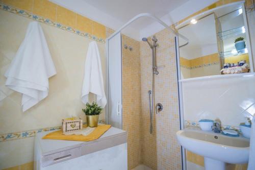 Een badkamer bij CASA ENZO con vista mare