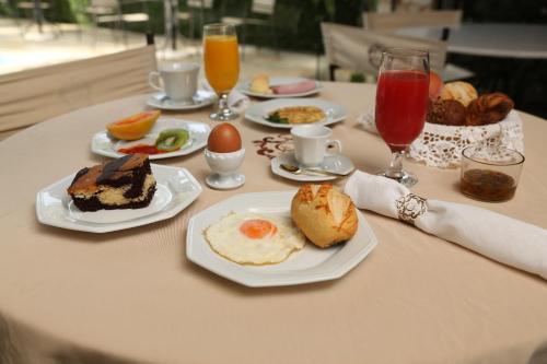 Makanan di atau berdekatan rumah tamu ini