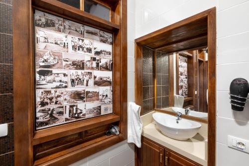 a bathroom with a sink and a mirror at ALOJAMIENTOS NECANA in Icod de los Vinos