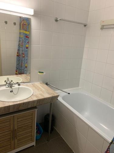 Bilik mandi di Cosy Laguna Resort Knokke Duinbergen Furnitured Internet studio