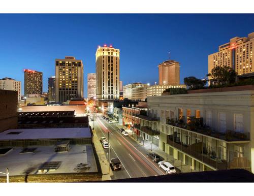 Una vista de una ciudad de noche con edificios. en The Abita, en Nueva Orleans