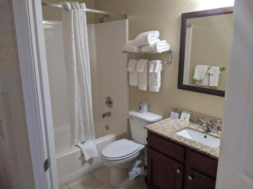 La salle de bains est pourvue de toilettes, d'un lavabo et d'une douche. dans l'établissement MainStay Suites Coralville - Iowa City, à Coralville