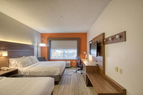 En eller flere senge i et værelse på Holiday Inn Express Hotel & Suites Oshkosh - State Route 41, an IHG Hotel