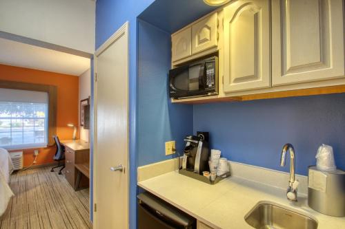 Gallery image of Holiday Inn Express Hotel & Suites Oshkosh - State Route 41, an IHG Hotel in Oshkosh