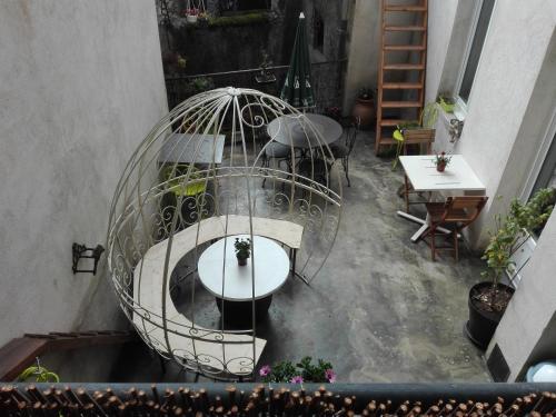 an overhead view of a bird cage with a table at Les Terrasses de Saillans in Saillans