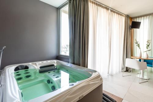 jacuzzi w pokoju hotelowym w obiekcie Anusca Palace Hotel w mieście Castel San Pietro Terme