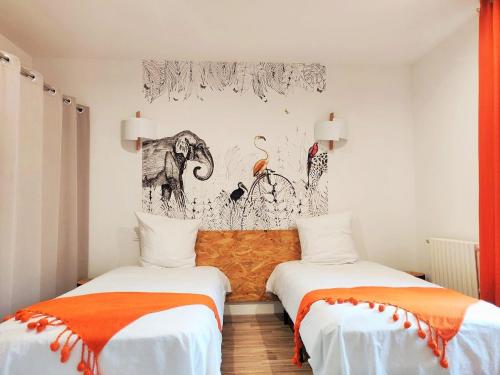 Postel nebo postele na pokoji v ubytování Le Cottage Bien-Etre Jacuzzi Piscine Chauffée Privée du Tarn entre Toulouse et Albi & Les Cottages du Tarn