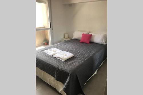 - une chambre avec un lit et 2 serviettes dans l'établissement Hermoso NUEVO con PISCINA, Balcón y Patio, à Rosario