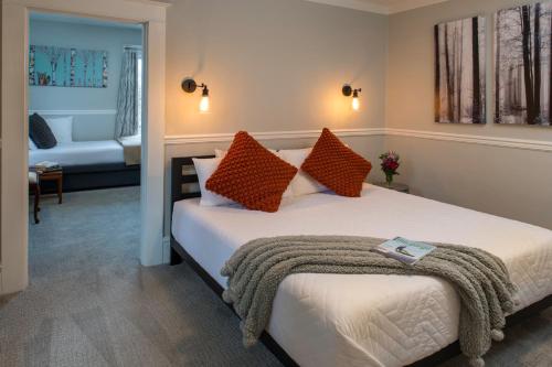 a bedroom with a bed with orange pillows at Inn at the Gorge in Hood River