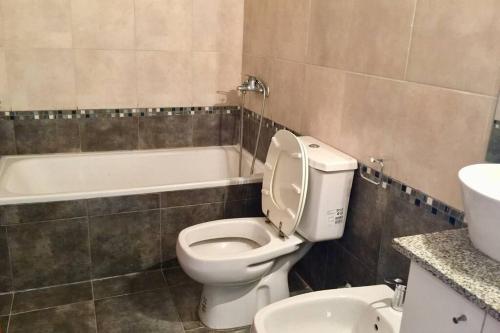 łazienka z toaletą, umywalką i wanną w obiekcie LUMINOSO Y MODERNO EN CABALLITO w BuenosAires